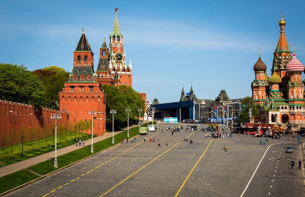 Catedral de Intercessão (São Basílio) e a Torre Spassky do Kremlin de Moscou na Praça Vermelha em Moscou, Rússia