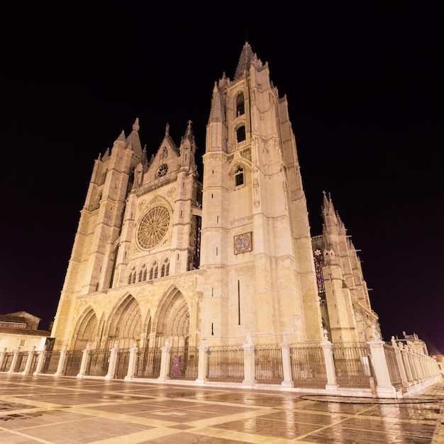 Catedral de leon à noite, leon, espanha.