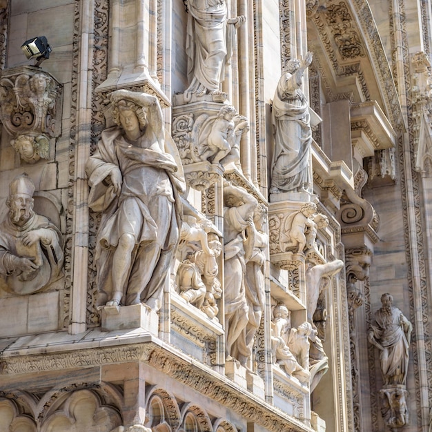 Catedral de Milão Duomo di Milano closeup Milão Itália Detalhe da fachada de luxo com muitas estátuas de mármore e relevos A Catedral de Milão é o principal marco da cidade