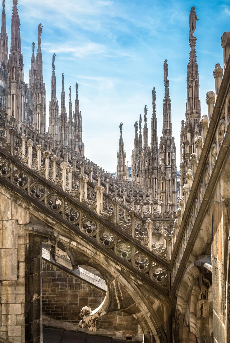 Foto catedral de milão ou duomo di milano itália cenário de incrível telhado de luxo a famosa catedral de milão é uma das principais atrações turísticas da cidade