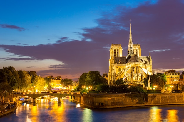 Foto catedral de notre dame ao entardecer de paris