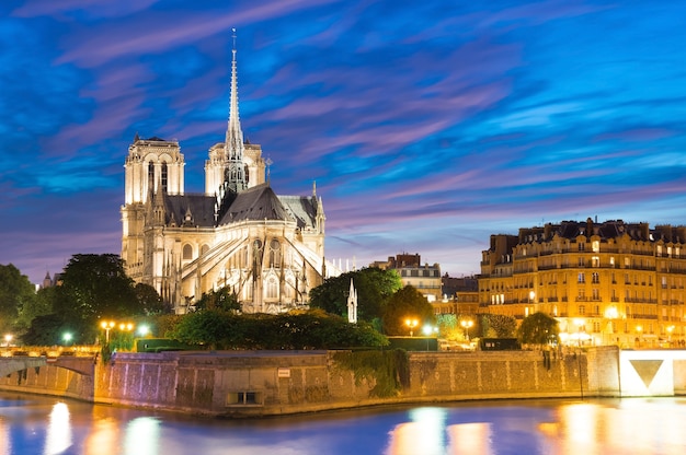 Catedral de Notre Dame ao entardecer em Paris, França