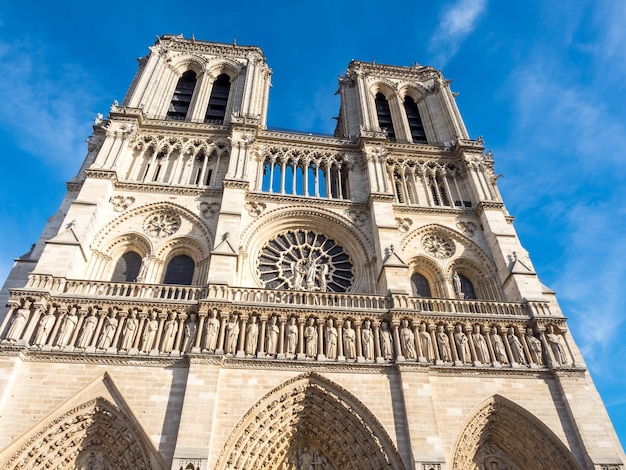 Catedral de Notre Dame é marco de Paris França sob o céu azul