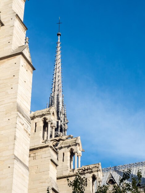 Catedral de Notre Dame é marco de Paris França sob o céu azul