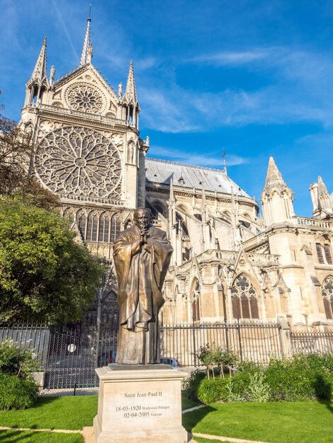 Catedral de Notre Dame é marco de Paris França sob o céu azul