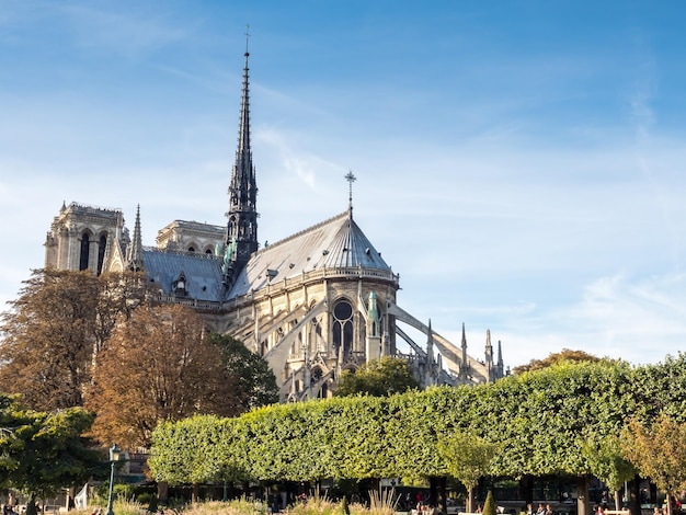 Catedral de notre dame é marco de paris frança sob o céu azul