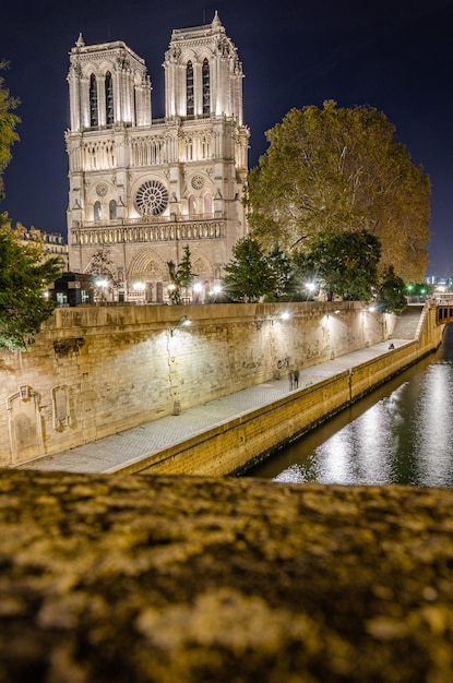 Catedral de Notre Dame em Paris à noite