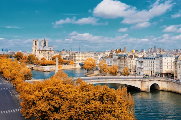 Catedral de Notre-Dame em Paris no outono