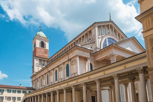 Foto catedral de novara na praça da república, piemonte, itália catedral de santa maria assunta