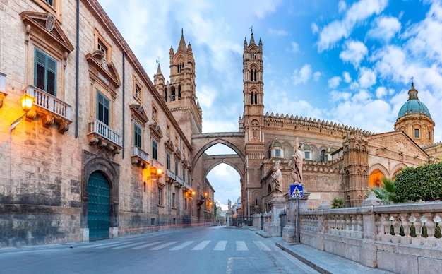 Catedral de Palermo, conectada com arcadas ao Palácio do Arcebispo em Palermo pela manhã, Sicília, Itália