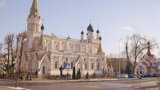 Foto catedral de pokrovsky ação uma enorme igreja de pedra vermelha bonita com longas cúpulas douradas de pé em um