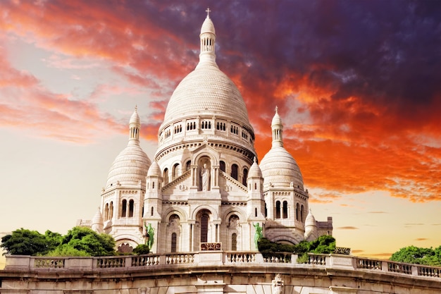 Catedral de Sacre Coeur em Montmartre Hill at Dusk, Paris, França