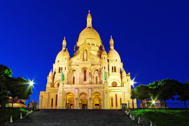 Foto catedral de sacre coeur em montmartre hill at dusk, paris, frança