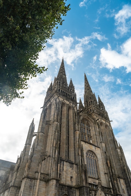 Catedral de Saint Corentin, a vila medieval de Quimper, no departamento de Finisterre. Bretanha francesa, França