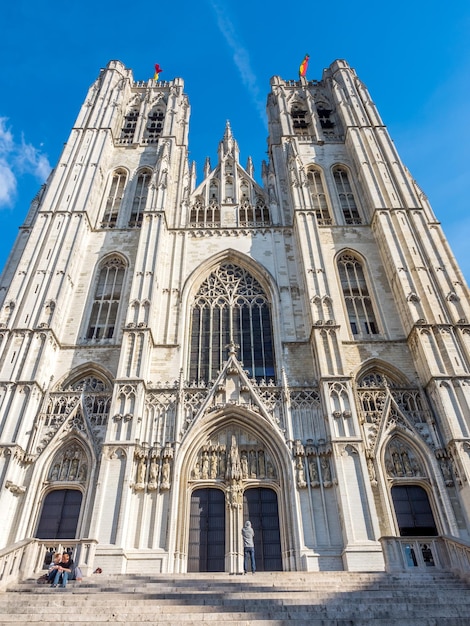 Catedral de Saint Michael e Saint Gudule em Bruxelas Bélgica sob céu azul nublado