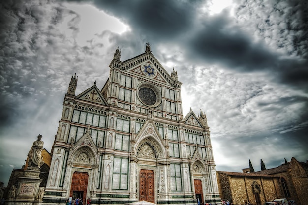 Catedral de Santa Croce e estátua de Dante Alighieri em Florença Itália