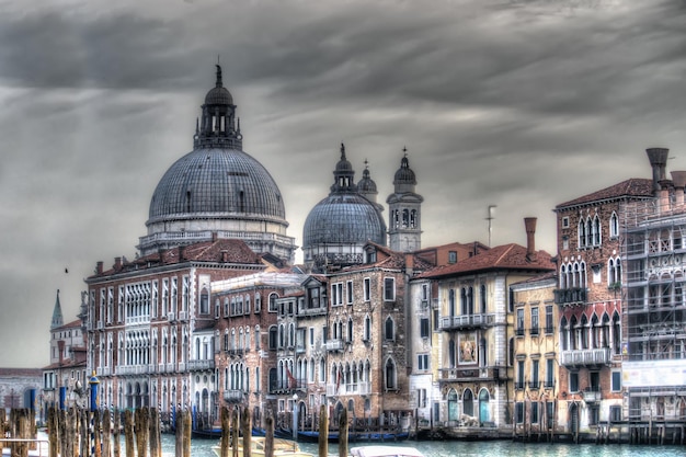 Catedral de Santa Maria della Salute em mapeamento de tom hdr