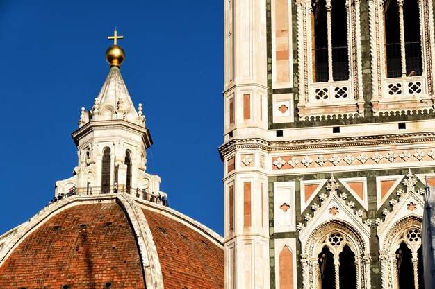 Foto catedral de santa maria em fiore com a torre do sino de giotto em florença