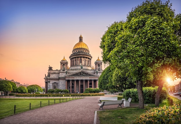 Catedral de Santo Isaac em São Petersburgo no início da manhã de verão