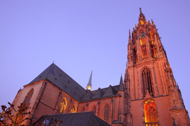 Foto catedral de são bartolomeu ao anoitecer frankfurt hesse alemanha