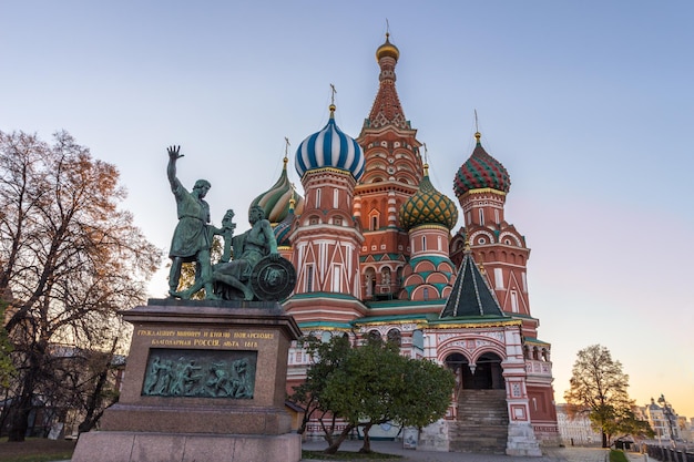 Catedral de São Basílio e monumento a Minin e Pozharsky na Praça Vermelha. Moscou, Rússia.