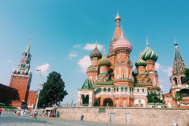 Catedral de São Basílio e Torre Spasskaya no Kremlin de Moscou contra o céu