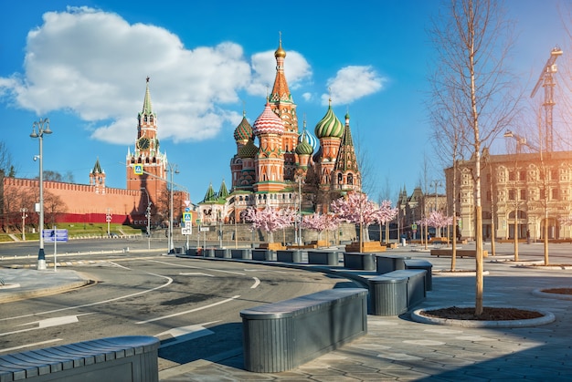 Catedral de São Basílio e Torre Spassky em Moscou e árvores no parque Zariadye