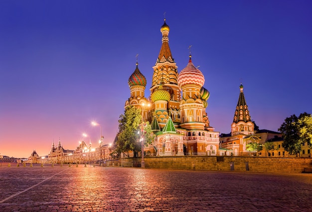 Catedral de São Basílio na Praça Vermelha de Moscou à noite