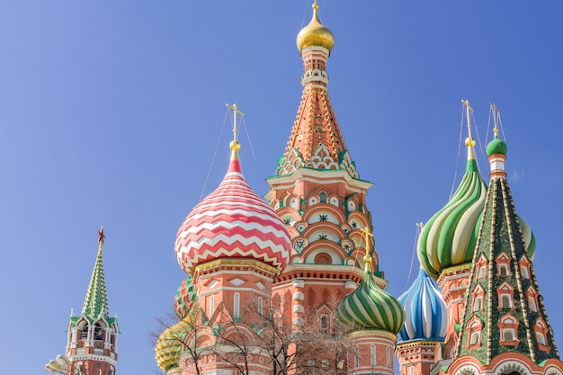 Foto catedral de são basílio na praça vermelha de moscou. cúpulas da catedral iluminada pelo sol