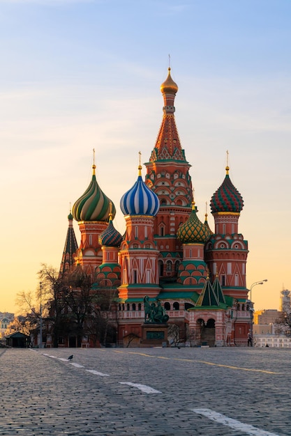 Catedral de São Basílio na Praça Vermelha durante o nascer do sol em Moscou na Rússia