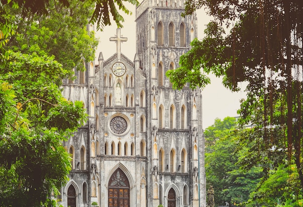 Catedral de São José é uma igreja gótica de avivamento em Hanói, Vietnã