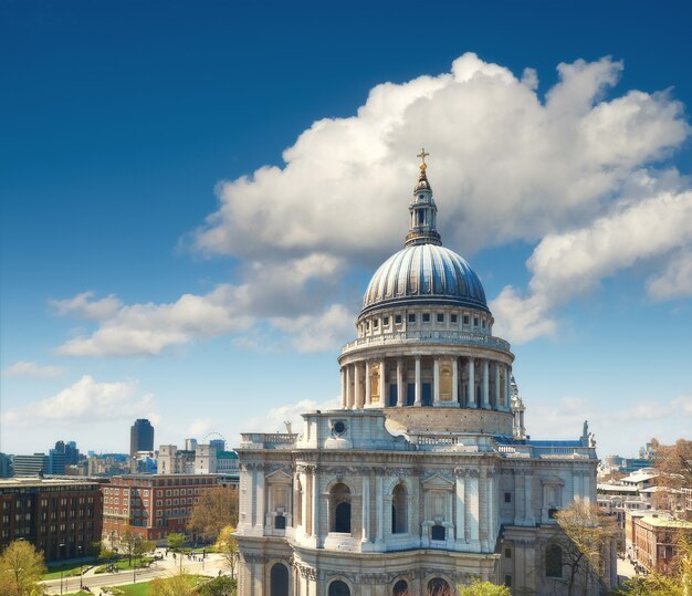 Catedral de são paulo em londres em um dia ensolarado com nuvens