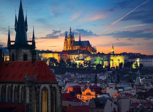 Catedral de São Vito e templo Tinsky em Praga ao pôr do sol