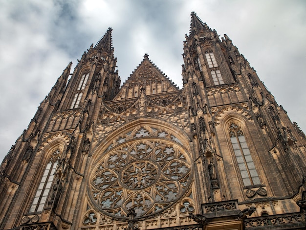 Catedral de São Vito em Praga contra o céu. Tcheco.