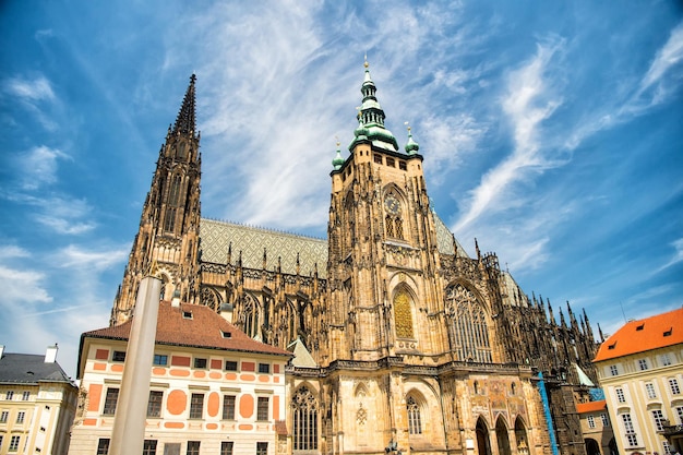 Catedral de São Vito em Praga, famoso edifício histórico da República Tcheca, contra o céu azul