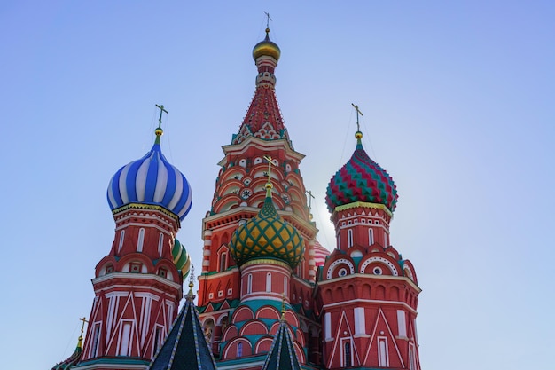 Foto catedral de st. basil na praça vermelha em moscou cúpulas a catedral iluminada pelo sol