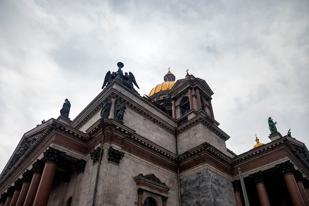 Catedral de St Isaac em dia de tempo nublado. Praça de Isaac dos museus. Centro de paisagem urbana única São Petersburgo. Cidade de pontos históricos centrais. Principais locais turísticos na Rússia. Império Russo da Capital