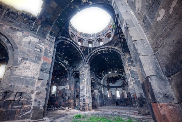 Foto catedral de talin na província de aragatsotn, armênia.