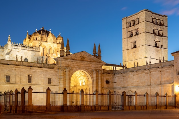 Catedral de zamora na espanha - hora azul.