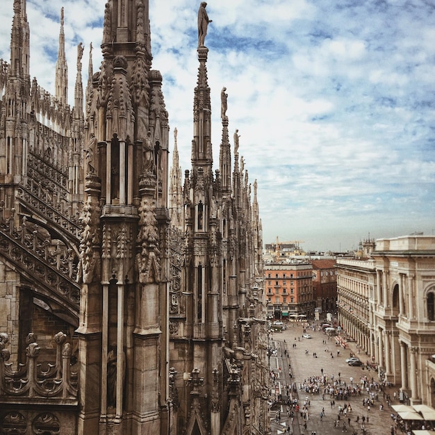 Catedral do Duomo contra o céu nublado