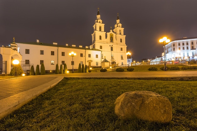 Catedral do Espírito Santo à noite. Minsk, Bielo-Rússia