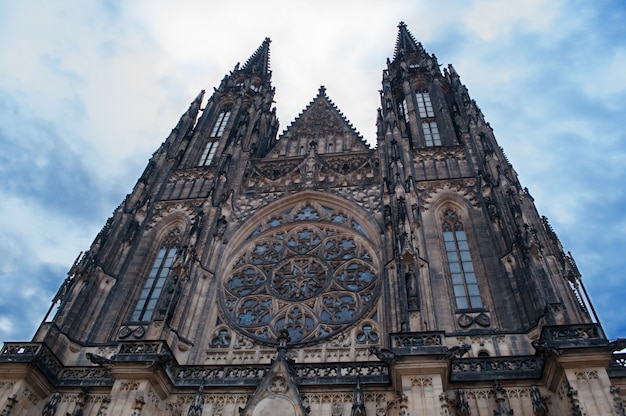 Catedral do St. Vito em Praga, vista frontal da igreja, um marco popular de um ponto baixo.