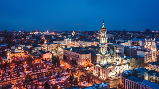 Catedral de la Dormición ortodoxa y centro nocturno de Kharkiv, Ucrania