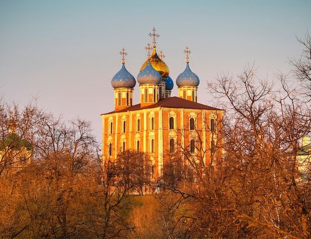 Foto catedral de la dormición en ryazan durante la impresionante puesta de sol de fondo