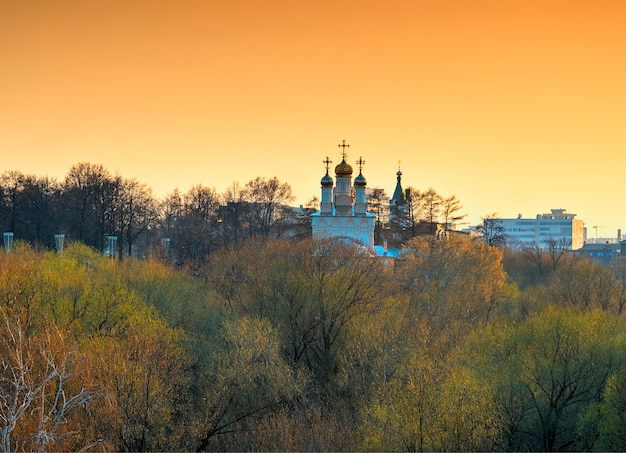 Foto catedral de la dormición en ryazan durante la puesta de sol de fondo hd