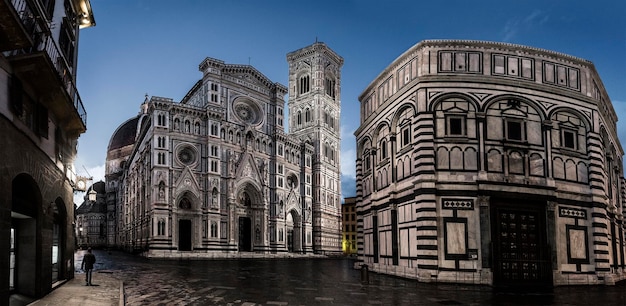 Catedral Duomo di Firenze à noite com o Batistério de StJo