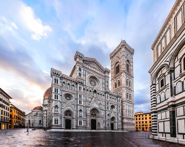 Catedral Duomo di Firenze ao entardecer com o Batistério de São João à vista Florença Itália Europa em frente ao fundo branco