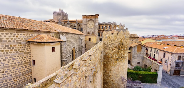 Catedral e palácio murado ao lado das antigas casas da cidade de Ávila, Espanha.