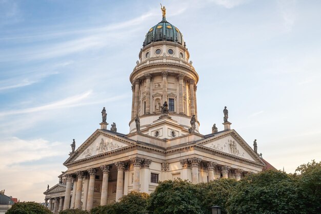 Foto catedral francesa en la plaza gendarmenmarkt de berlín, alemania