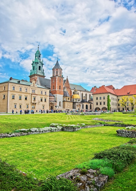 Catedral y gente de Wawel en Cracovia, Polonia.